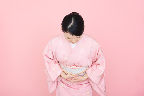 穿着日本传统服装和服的妇女图片下载