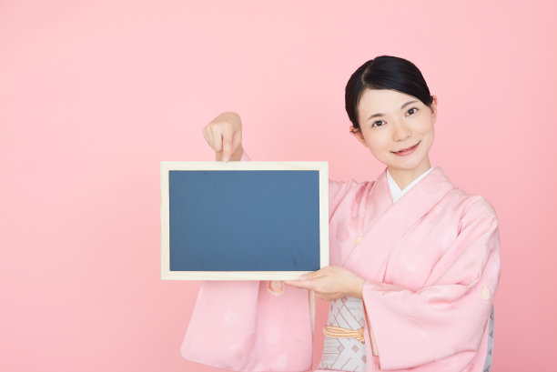 穿着日本传统服装和服的妇女图片下载