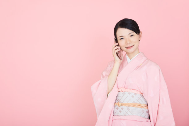 穿着日本传统服装和服的妇女图片下载