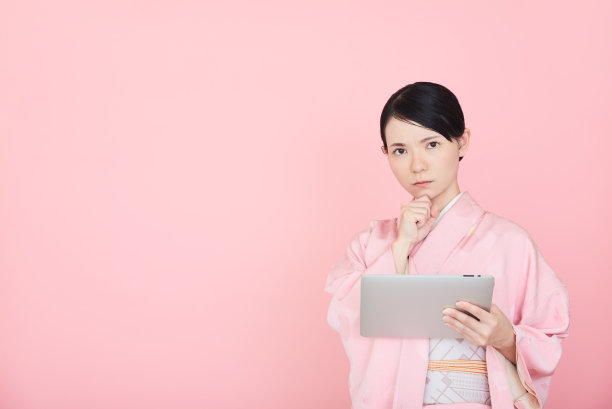 穿着日本传统服装和服的妇女图片下载