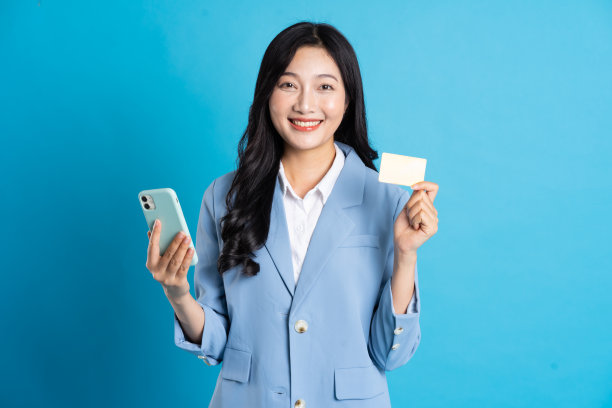 年轻的亚洲女商人在蓝色背景上摆姿势的肖像图片下载