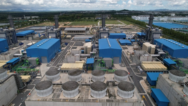 多云背景下的智能电厂鸟瞰图，钢铁管道和烟囱冷却塔，化工或石化图片下载