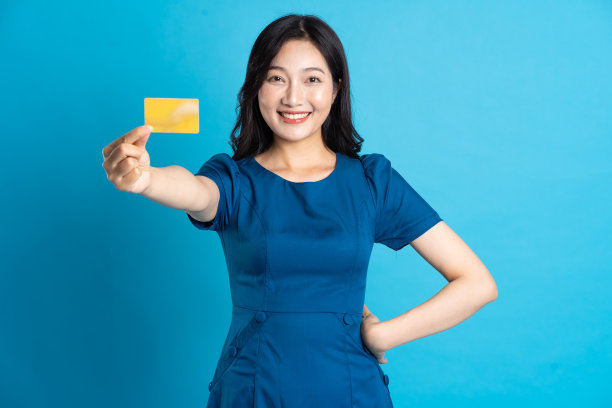 在蓝色的背景上，一个穿着蓝色裙子的美丽女人的肖像图片下载