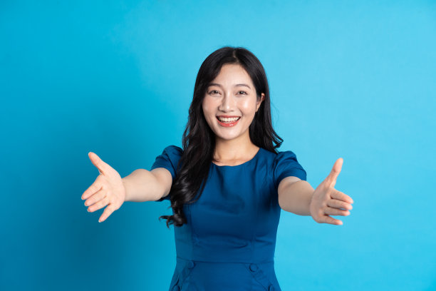 在蓝色的背景上，一个穿着蓝色裙子的美丽女人的肖像图片下载