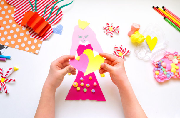 孩子自制公主贺卡。母亲节，生日或情人节的礼物。工艺美术概念。幼儿园工艺品。儿童创造力项目图片下载
