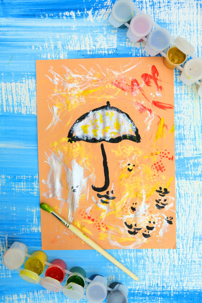 秋天的贺卡。儿童画伞和抽象的秋天公园用海绵和画笔，为孩子们的工艺品。图片下载