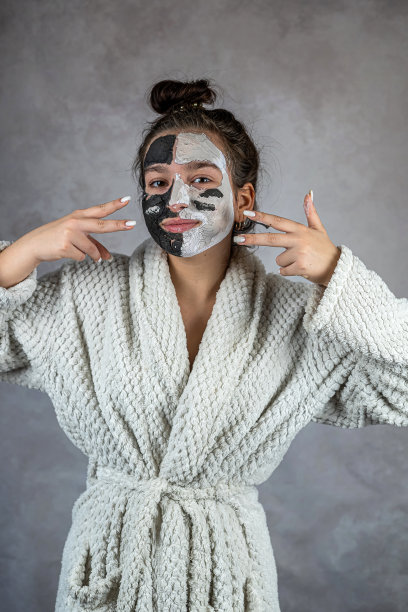 漂亮女人使用黑白修复粘土面膜图片下载