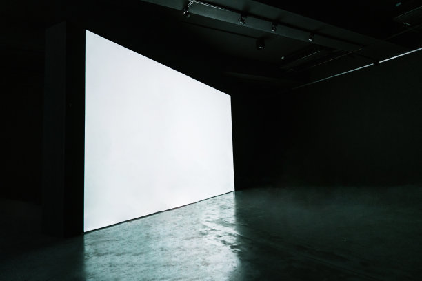 模拟电影屏幕显示器站在黑暗的电影院图片下载