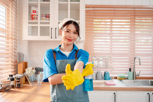 家务或家政服务女性打扫家中灰尘，代理小型清洁业务。专业设备清洗老宅。图片下载