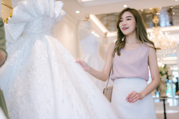 新娘店女老板在婚庆工作室工作。新娘婚纱店老板在店里工作。女设计师在店里制作婚纱。图片下载