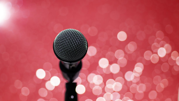 单麦克风闪亮的红色背景图片下载