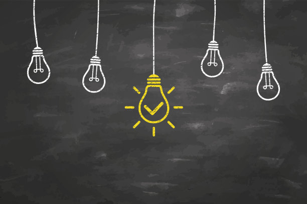 新想法概念与灯泡在黑板背景图片下载