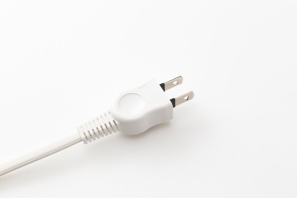 白色背景电源插头图片下载