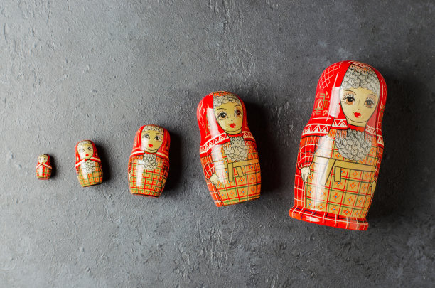 黑色背景下的红色俄罗斯套娃。传统的俄罗斯玩具。图片下载