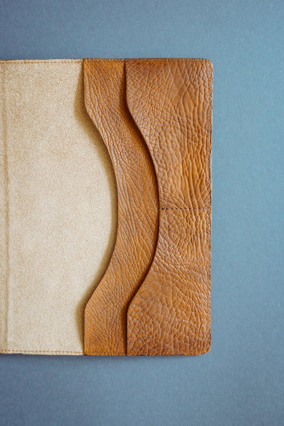 皮革手工笔记本(组织者)在黑暗的木制背景图片下载