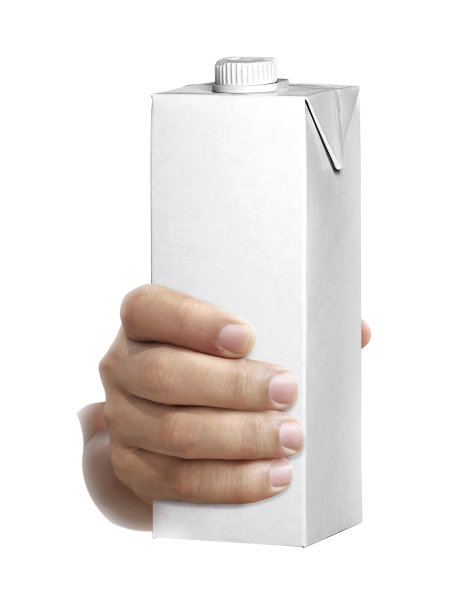 一盒牛奶或果汁包装在手上孤立在白色背景图片下载