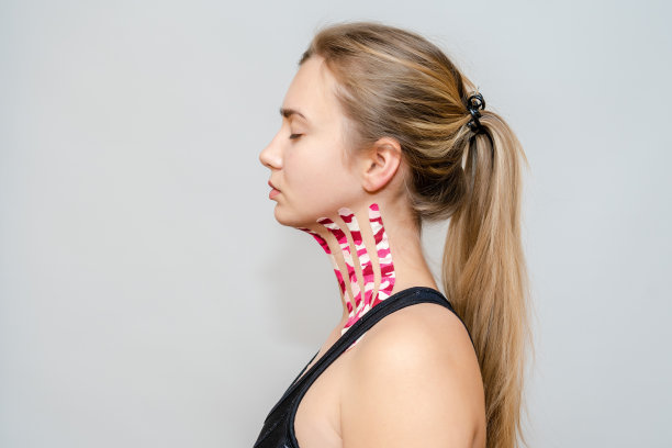 穿着黑色上衣脖子上缠着胶带的女人图片下载