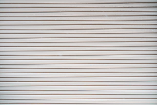 车库前视图与卷帘门图片下载