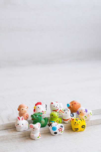 日本的星座。十二生肖小雕像。图片下载