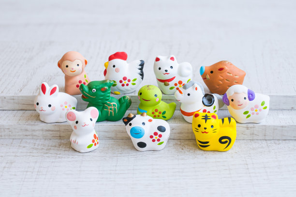 日本的星座。十二生肖小雕像。图片下载