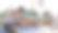 运动男子在笔记本电脑上热身，伸展双腿，观看在线健身视频教程。图片下载