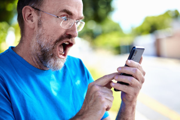 男人在外面用手机图片下载