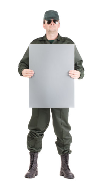 一个穿军装的男人手里拿着一张灰色的大白纸。图片下载