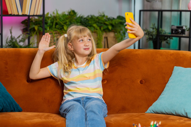 小女孩在智能手机上自拍，与用户在线视频通话图片下载