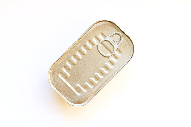 封闭的锡罐与罐头食品隔离图片下载