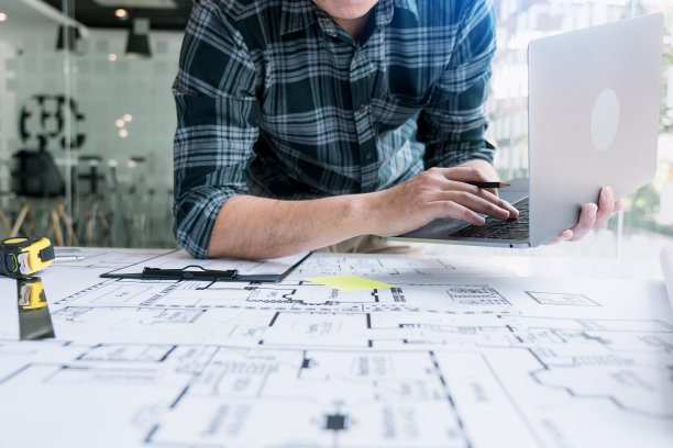 建筑师在办公室使用笔记本电脑进行新项目。图片下载