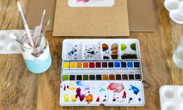 水彩车间。艺术之旅:女性在小组工作坊中探索水彩技巧图片下载