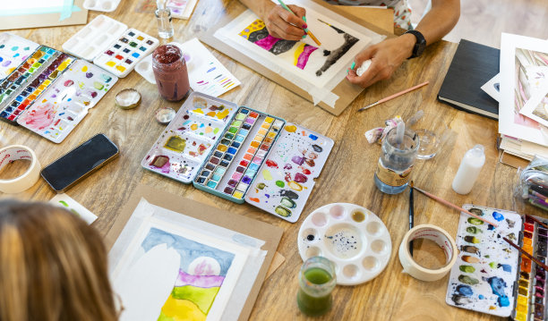 水彩车间。授权画笔:妇女利用创造力和表达在水彩车间图片下载