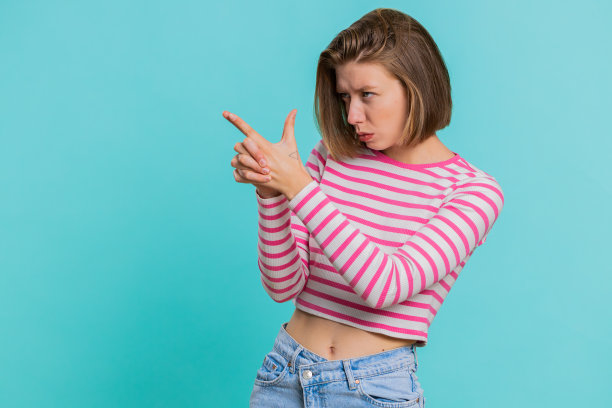 女人用手指指着周围，用手枪对准目标射击图片下载