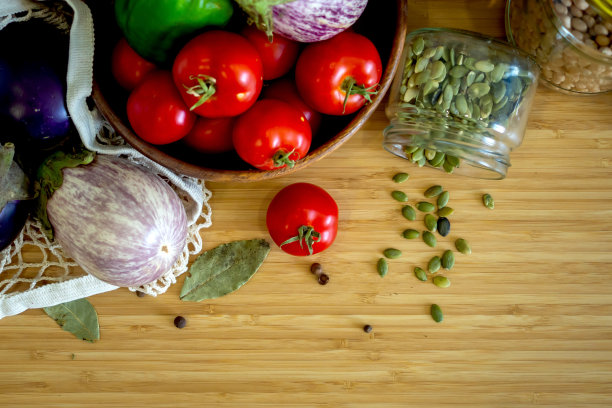 零浪费健康食品谷物、种子、蔬菜平铺在灰色背景上。杂货在纺织袋，玻璃罐，木碗。环保、无塑料、低浪费的生活方式。图片下载