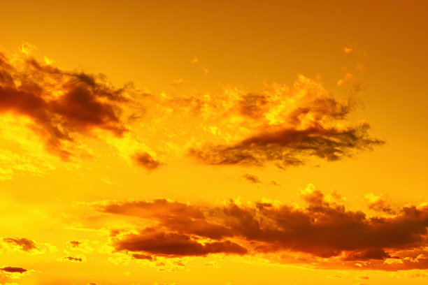 云彩在黄昏的天空中移动的图像图片下载