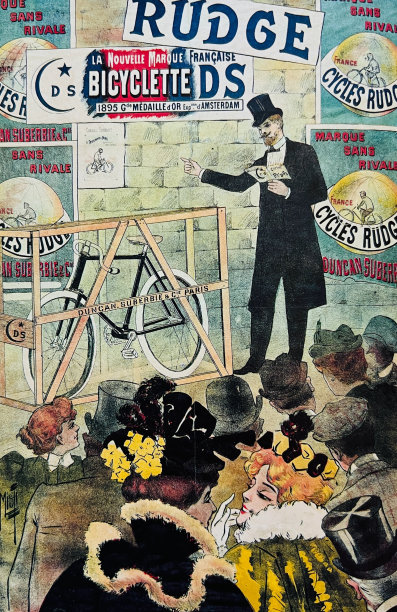 巴黎:一辆新自行车来了，一个男人正在向观众展示它图片下载