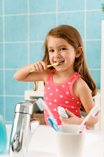 小女孩在浴室里刷牙图片下载