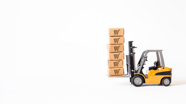 工商界运输用叉车装载产品箱。有需求和供给概念的经济。图片下载