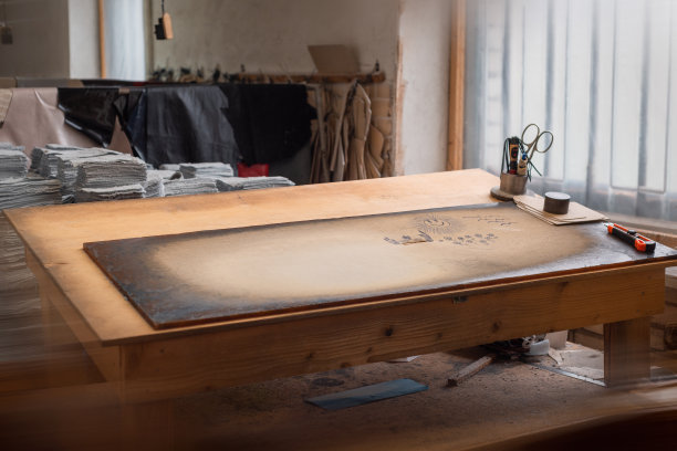 皮革制品切割车间工作台。图片下载