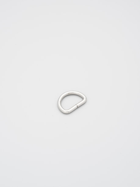 金属配件和用品的袋子，背包和缝纫铺设在灰色的背景。包带镀铬金属框架。缝纫，包制作，复印空间图片下载