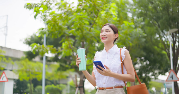 女人骑着电动踏板车图片下载