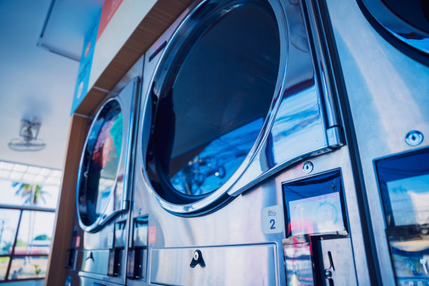 大型自助洗衣店里一排排的工业洗衣机。图片下载