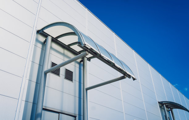 现代大型工业仓库建筑以蓝天为背景。图片下载