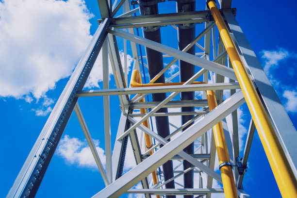 以蓝天为背景的现代工业蒸汽管道。图片下载