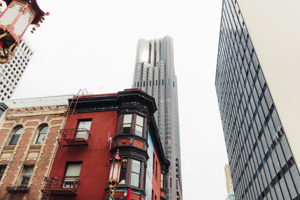 旧金山市中心的低角度视图，有老建筑和摩天大楼图片下载