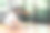 美丽的年轻女子与哑铃观看健身视频教程在笔记本电脑上，而坐在地板上的客厅。图片下载