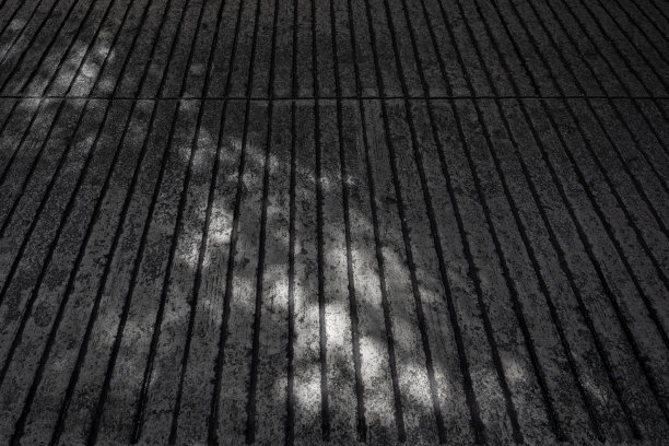 灯光照在水泥路上的特写图片下载