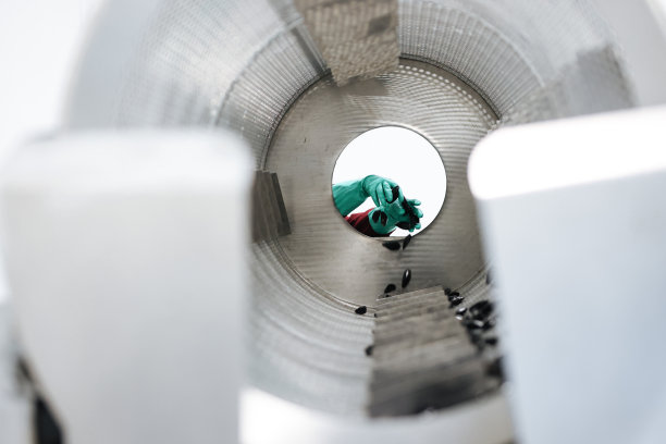 在机器中清洗和准备贻贝图片下载