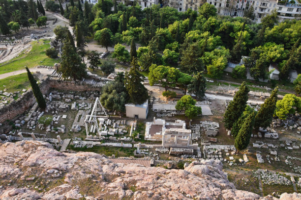 从雅典卫城俯瞰阿斯克勒庇俄斯神庙遗址图片下载