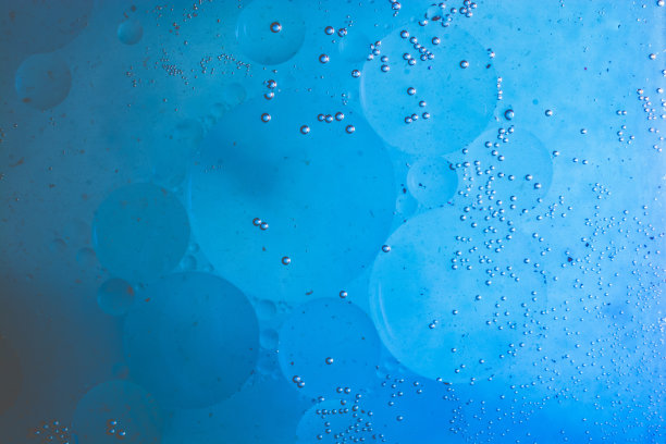 在彩色背景上拍摄水油乳剂的微距镜头图片下载